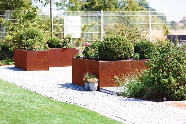 Metall Design im Garten