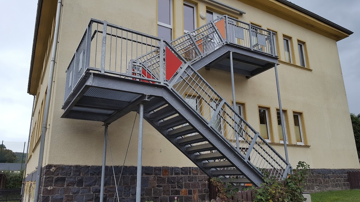 6833cf23051de