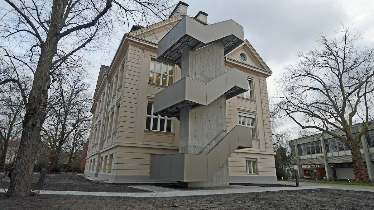 6833e18042700